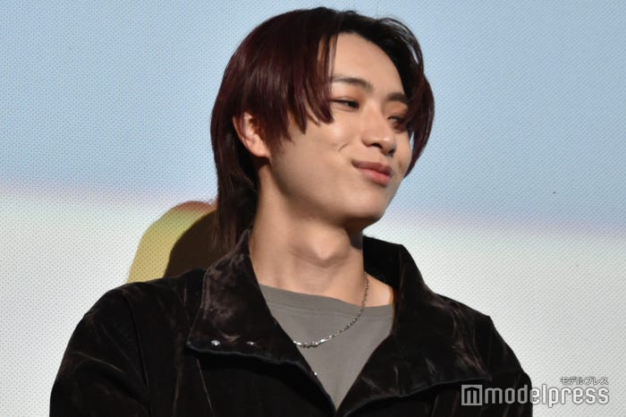 キスシーン直後のNAOYAの表情を真似る冨田侑暉(C)モデルプレス