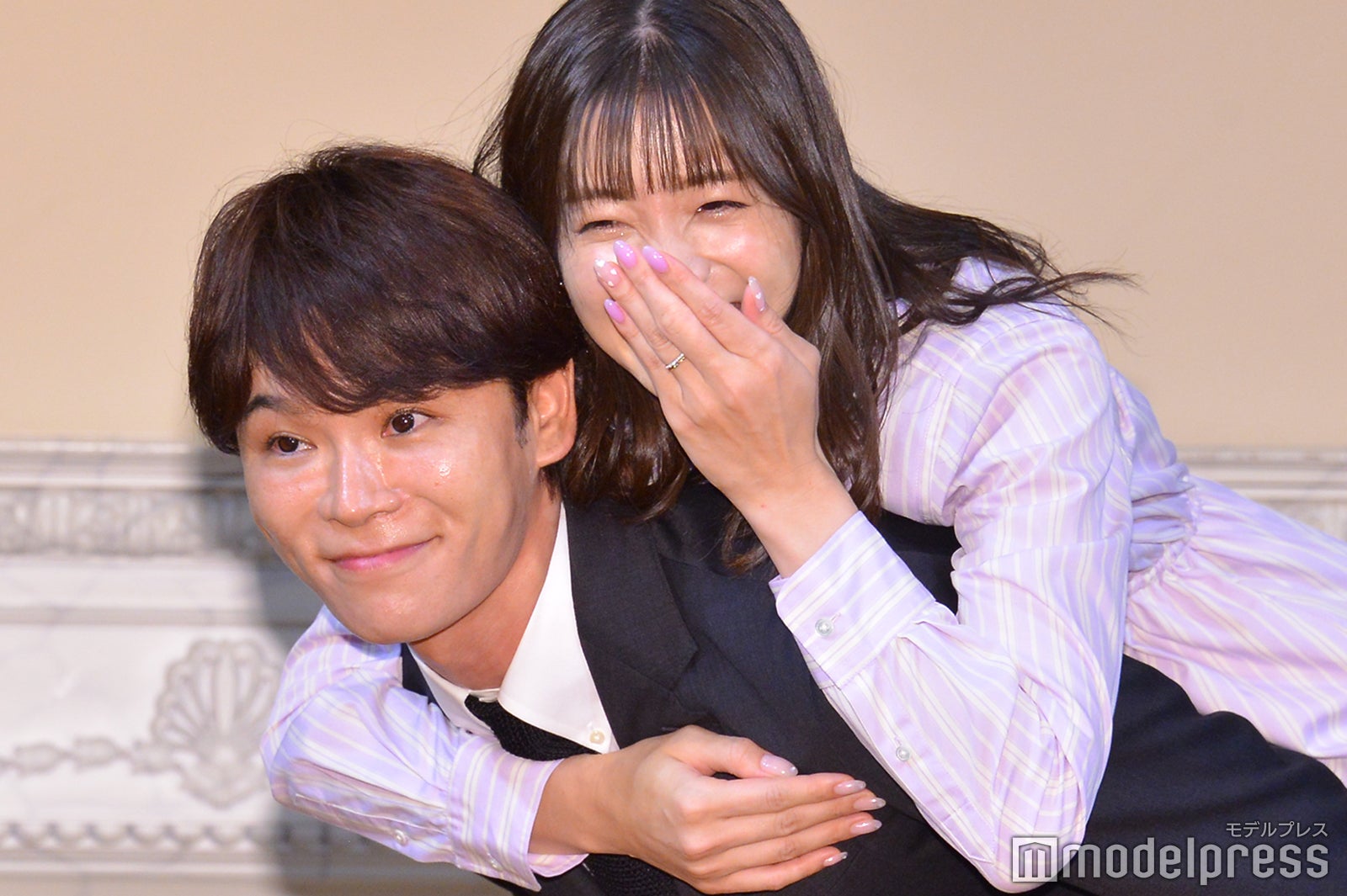 サービス精神溢れる会見で報道陣を沸かせたTATSU、足立梨花（C）モデルプレス