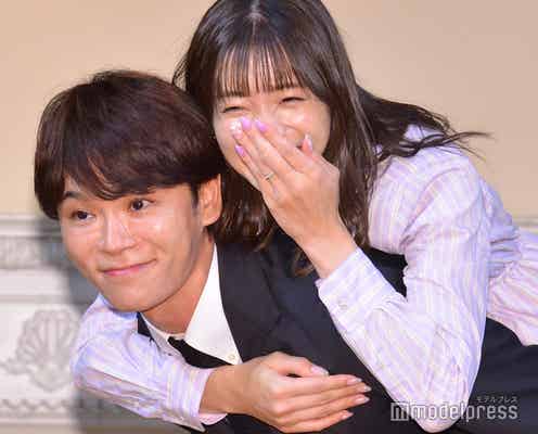 足立梨花&HANDSIGN・TATSU、結婚会見でおんぶ・見つめ合い…報道陣へのサービス精神溢れる