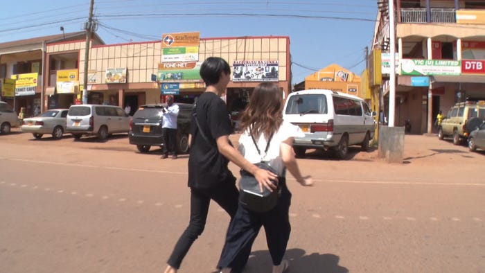 すうすうを優しくリードする王子「あいのり:African Journey」第6話より(C)フジテレビ