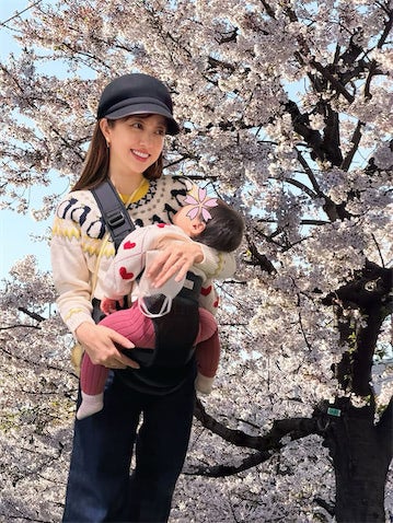 菊地亜美、満開の桜と‟合成”した親子ショット公開「春っぽい写真がなかったので桜と合わせてみたよ笑」