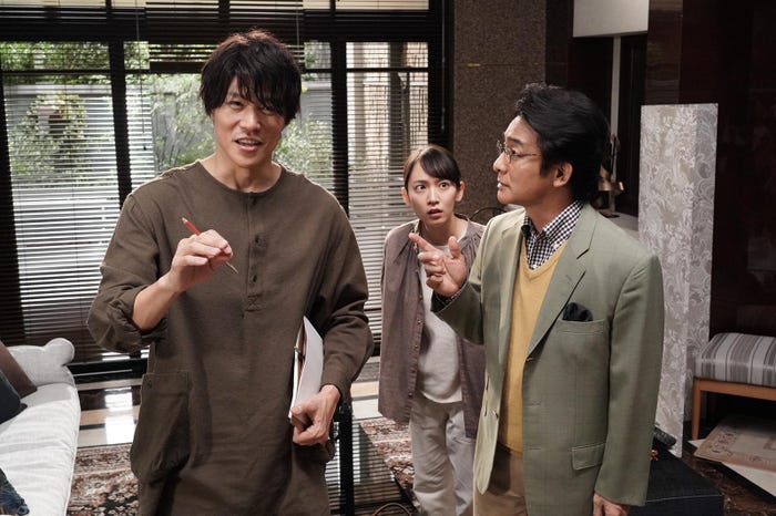 鈴木亮平、吉岡里帆、片岡愛之助「レンアイ漫画家」第3話より(C)フジテレビ