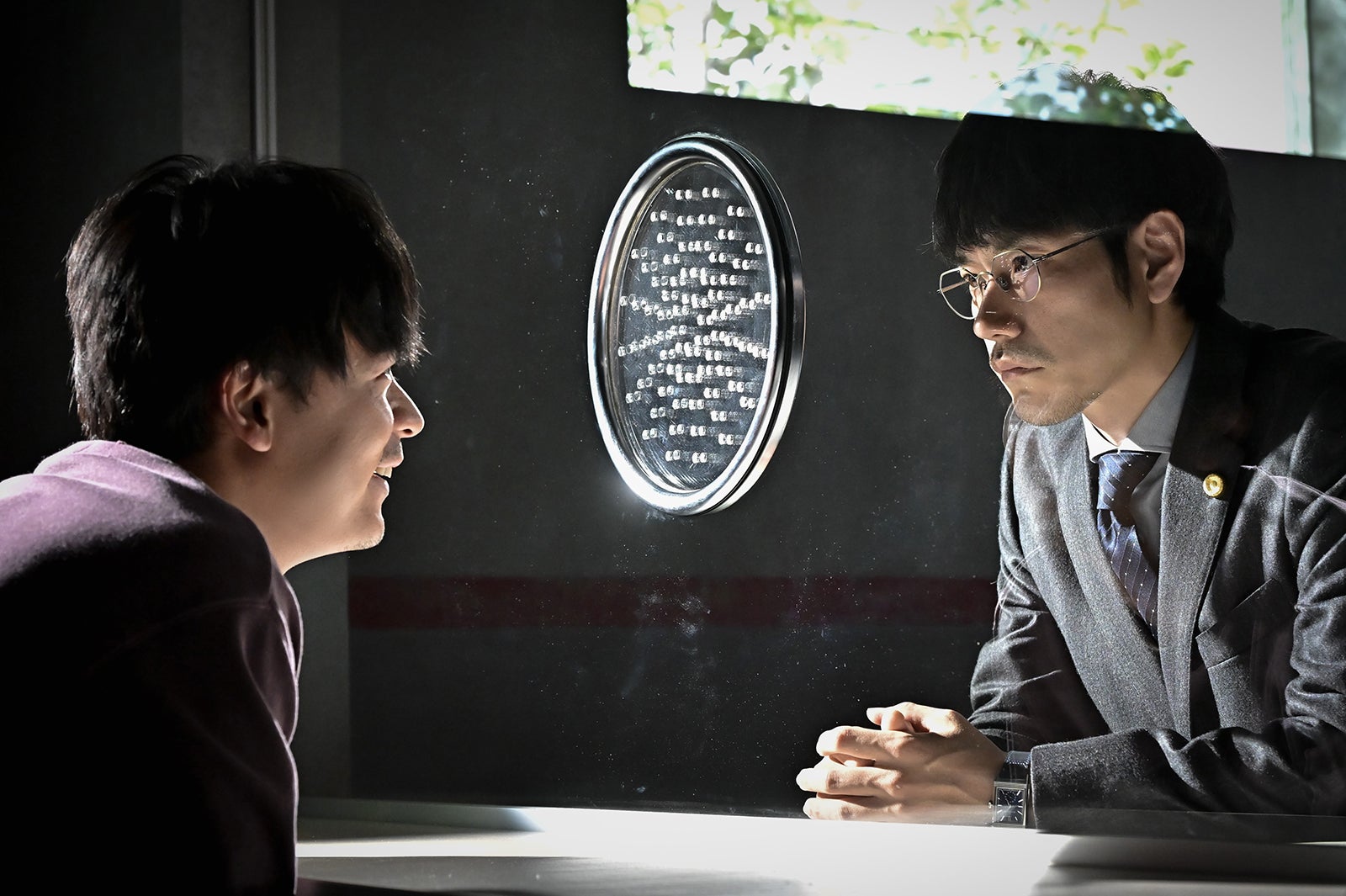 成田凌、松山ケンイチ「クジャクのダンス、誰が見た？」第2話（C）TBS