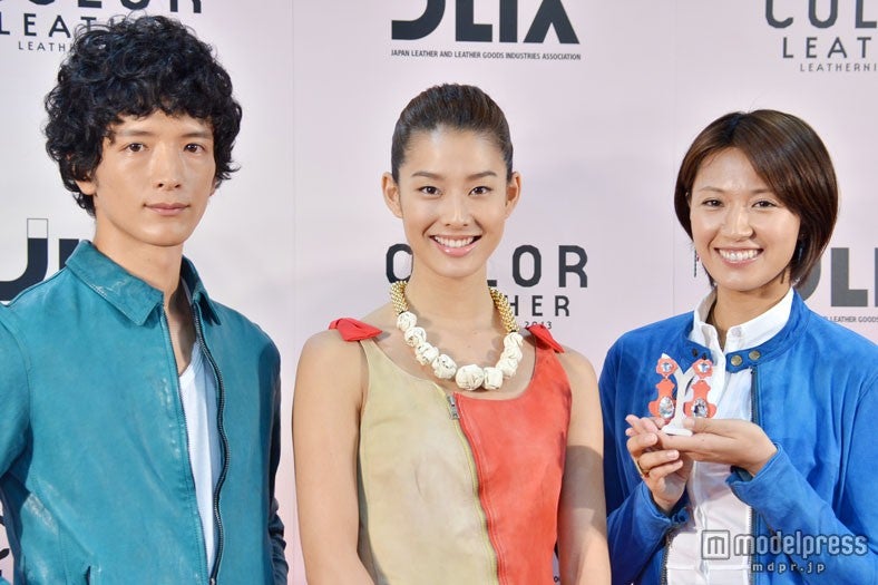 「レザーニスト2013」の3人（左から）渡部豪太、すみれ、浅尾美和
