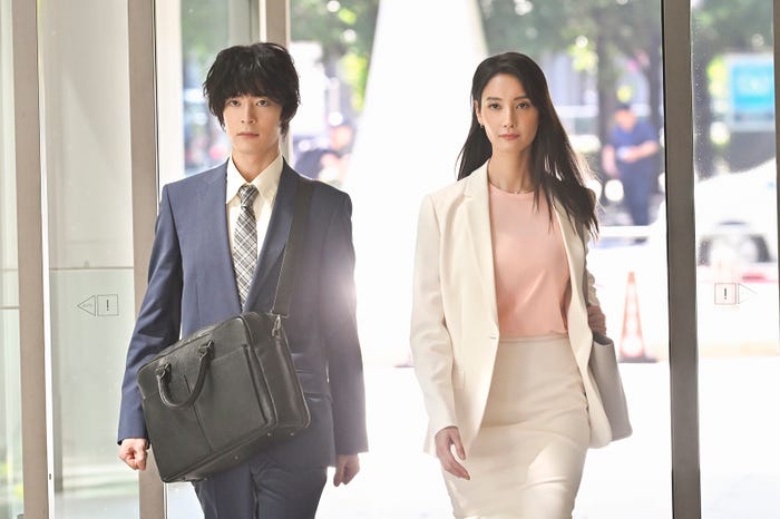 塩野瑛久、菜々緒「無能の鷹」第1話(C)テレビ朝日