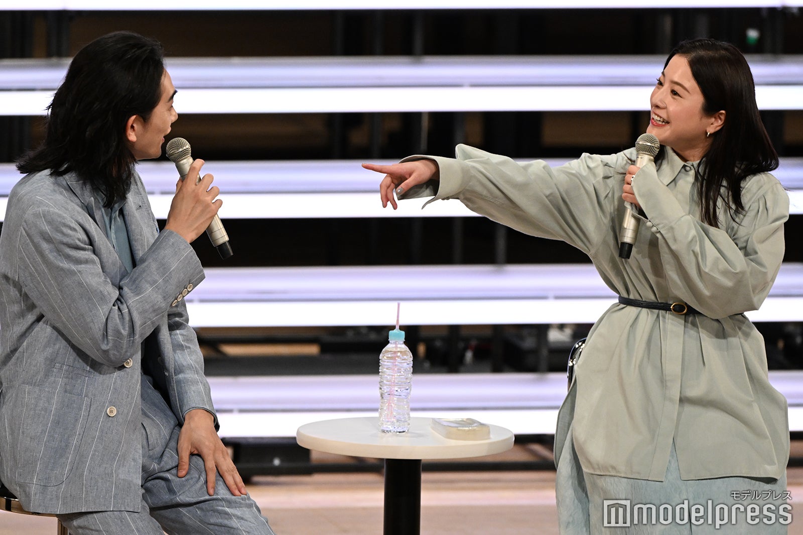 町田啓太演じる公任の行動にクレームを入れる吉高由里子（C）モデルプレス