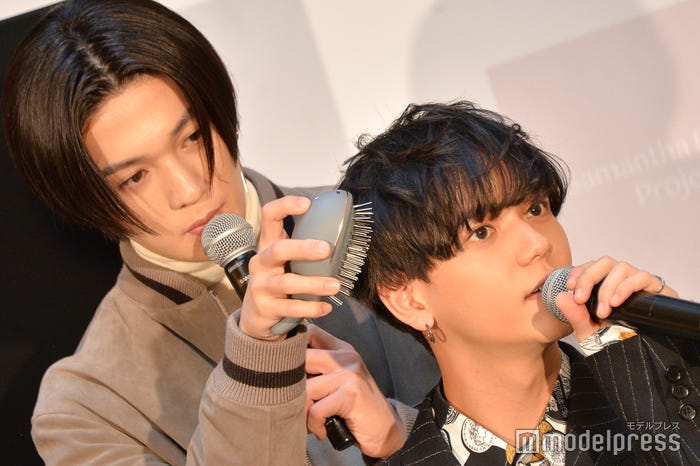 中島颯太の髪をとかす八木勇征(C)モデルプレス