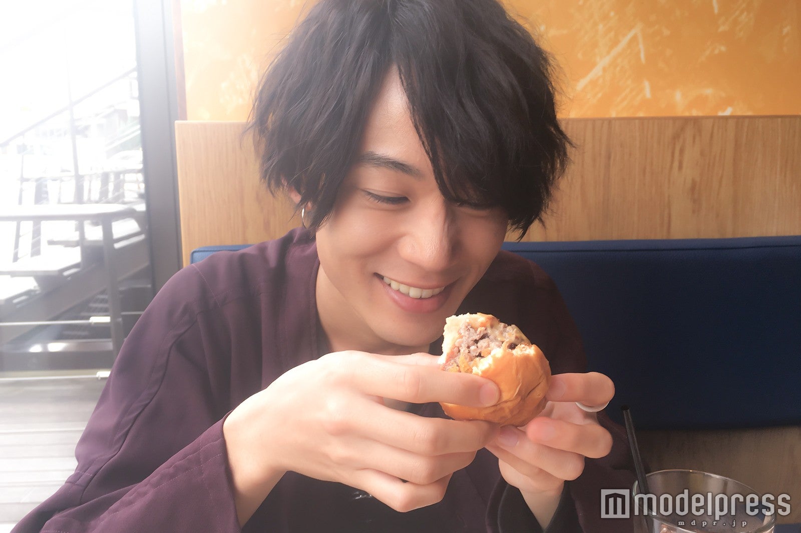 いつも笑わなそうなのに見せちゃう笑顔（C）モデルプレス