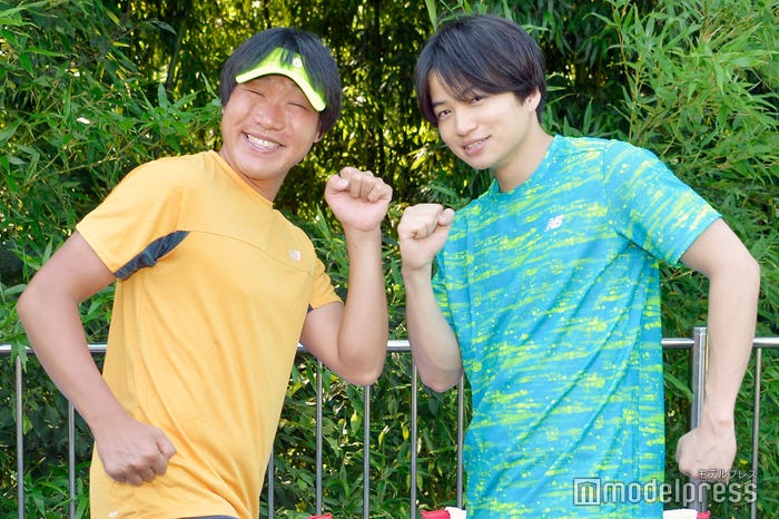 「かわいらしい感じで!」とお願いすると「かわいらしい感じで?(笑)」(菊池)と答えながらもキュートな笑顔でポーズをしてくれたみやぞん&菊池風磨【かわいい】(C)モデルプレス