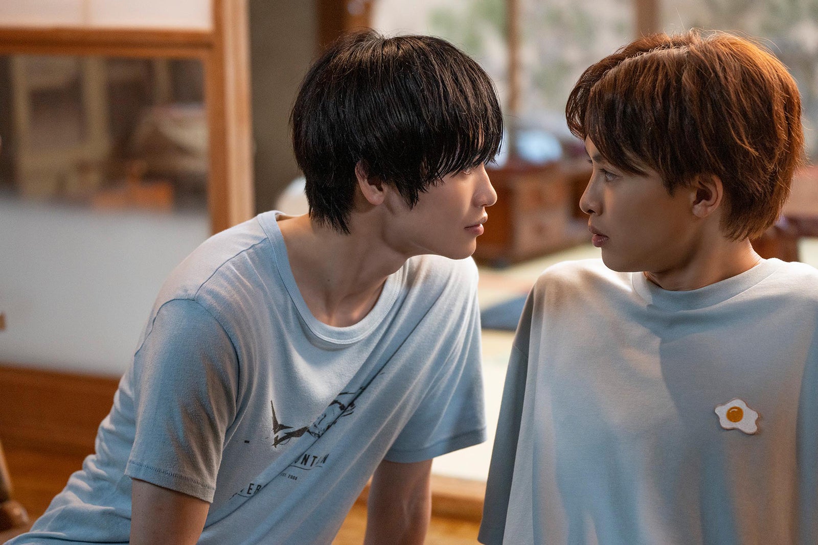 西垣匠、草川拓弥「みなと商事コインランドリー2」第6話より（C）缶爪さわ・椿ゆず／KADOKAWA／「みなと商事コインランドリー2」製作委員会