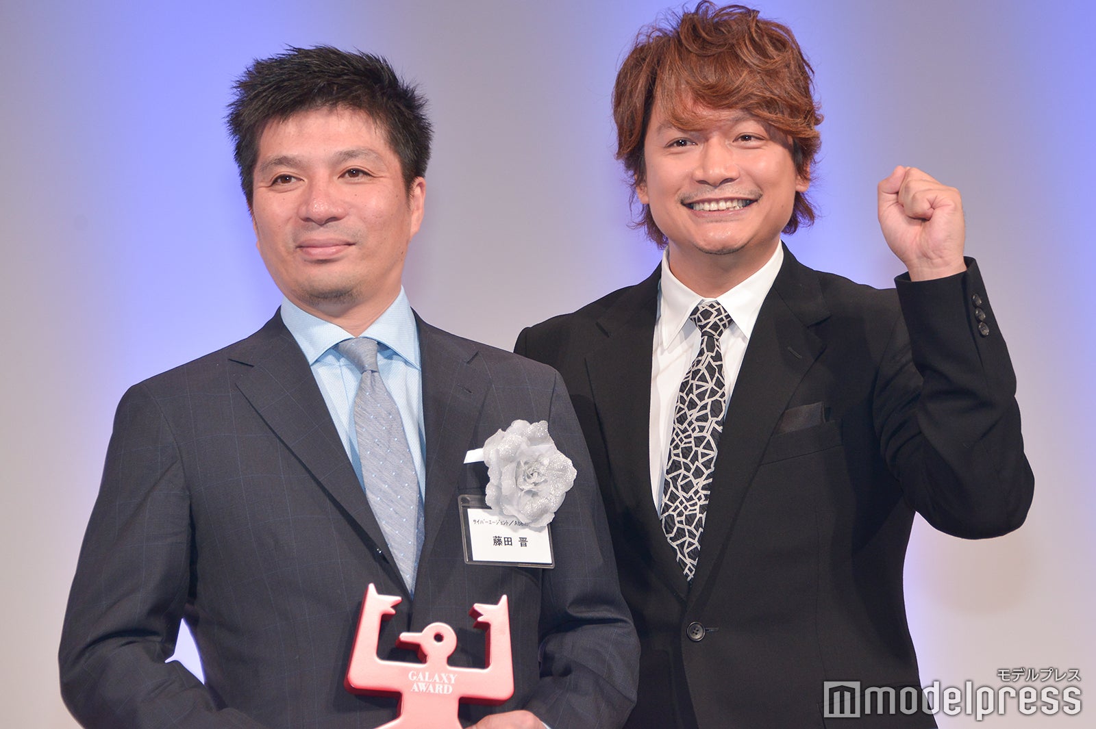 藤田晋氏、香取慎吾 （C）モデルプレス