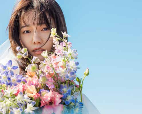 島崎遥香、理想のパートナーとは?自然体なウエディングドレス姿披露