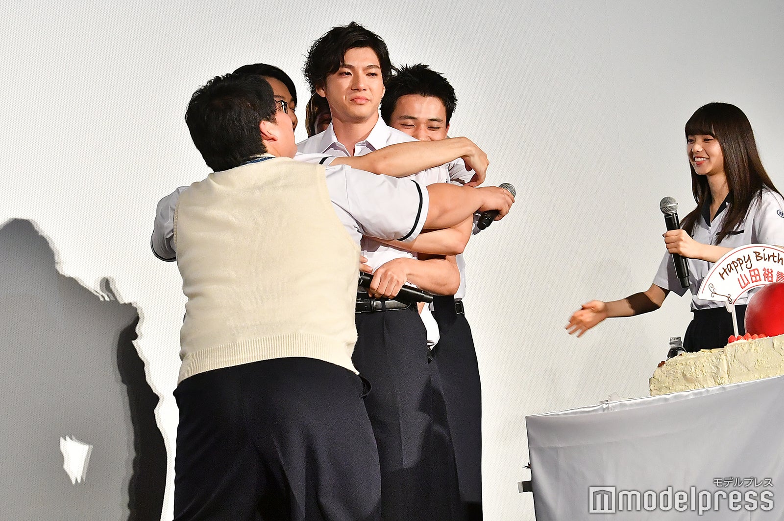 齋藤飛鳥らキャストらが山田裕貴をハグ！ （C）モデルプレス