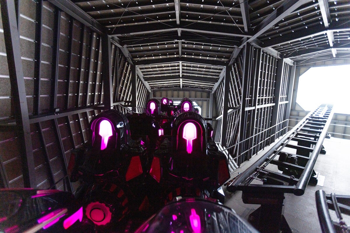 いま後ろ向きで通ってきたレールから別のレールにスイッチしました