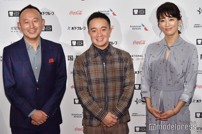 (左から)足立紳氏、濱田岳、水川あさみ(C)モデルプレス