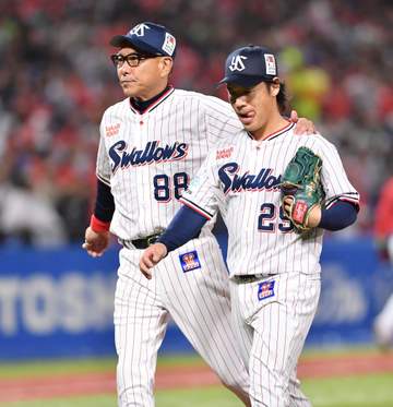 ヤクルト 3年ぶり開幕4連勝で単独首位 新人監督では27年ぶり快挙 つば九郎復活を祝福する今季神宮1勝目