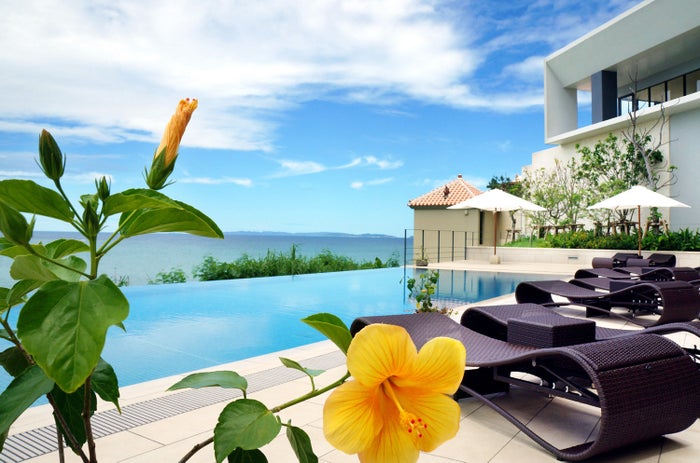 沖縄のインスタ映えプールって 海と景色が繋がるインフィニティプールに癒されて 女子旅プレス