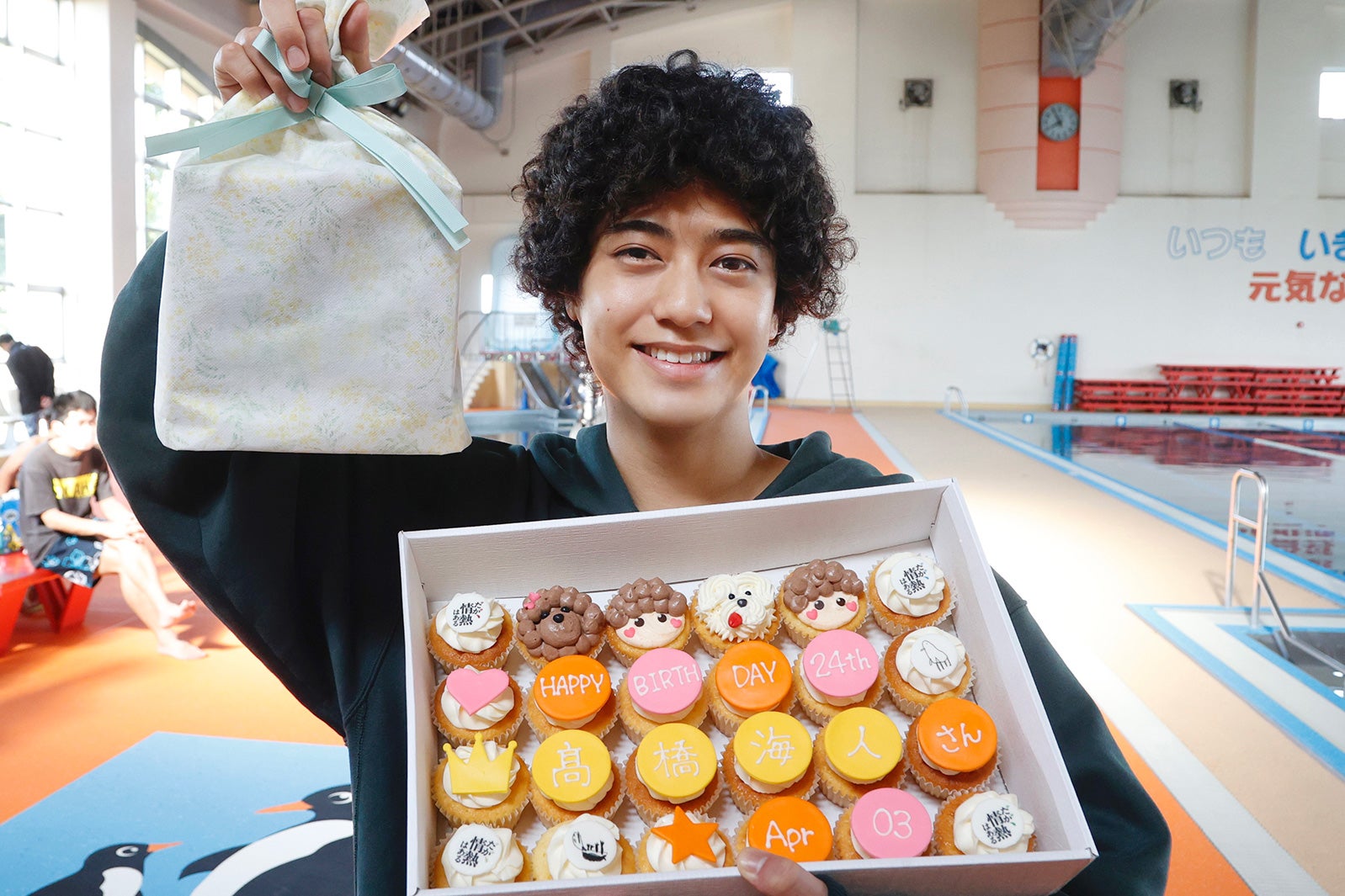 King ＆ Prince高橋海人、アフロヘア初解禁　サプライズバースデーも＜だが、情熱はある＞