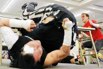 首負傷の大仁田厚は「頸椎損傷」と診断「折れてなくてホッとした」18日技失敗で落下アクシデント、全治2週間「しばらくのんびりする」