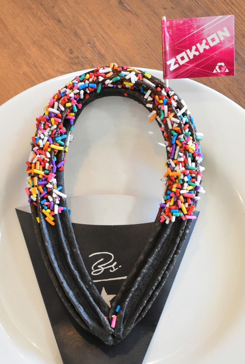 米粉チュロスで知られる栃木県那須町「KUROBOSHI」監修の、ZOKKKON ～ぞっこん～ 650円は富士急ハイランド限定のメニュー