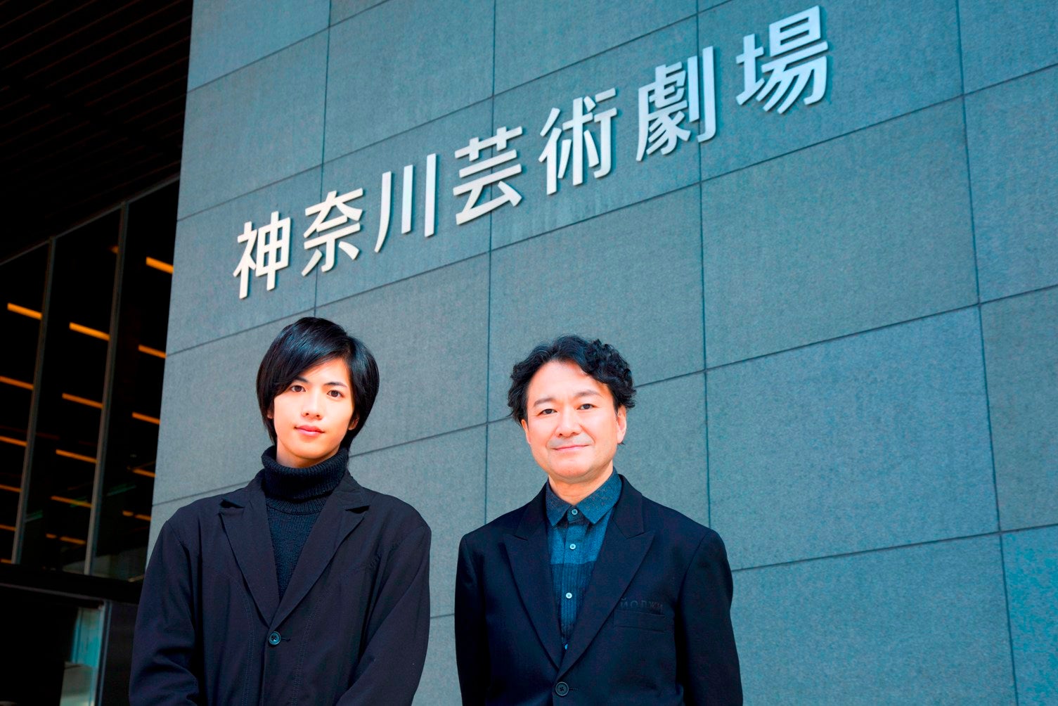 舞台「春のめざめ」に主演する志尊淳と芸術監督の白井晃氏