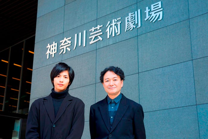 舞台「春のめざめ」に主演する志尊淳と芸術監督の白井晃氏