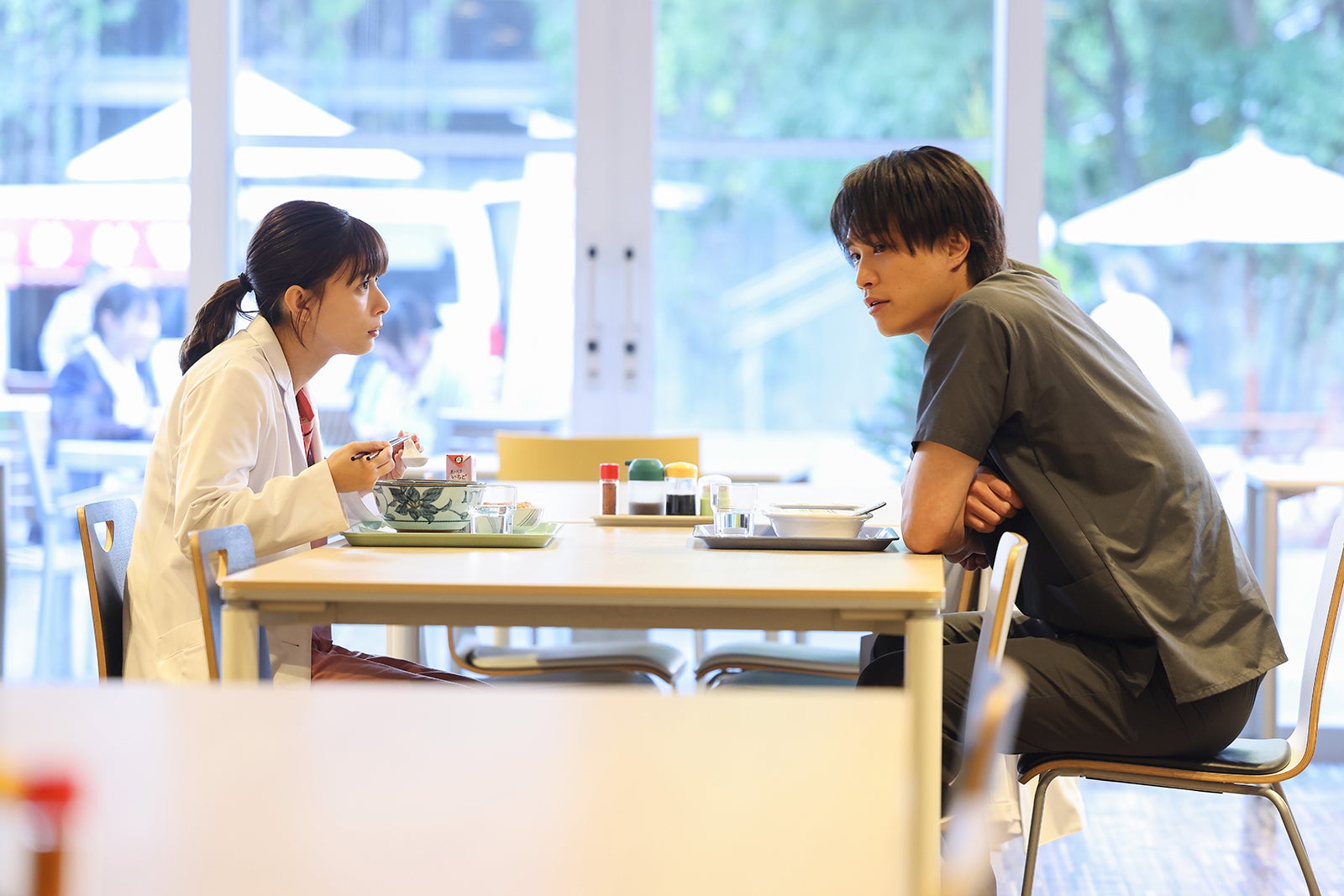 芳根京子、鈴木伸之「まどか26歳、研修医やってます！」（C）TBS