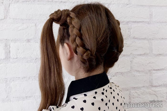 ヘアピンやUピンなどを使用してしっかりと固定しておくと綺麗に仕上がります (C)モデルプレス