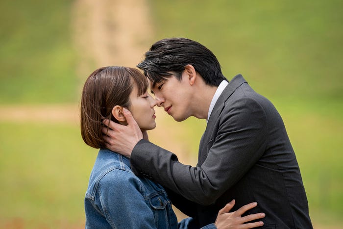 久保田紗友、前田公輝「私をもらって」第1話より(C)日本テレビ