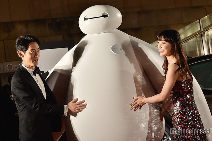 ベイマックスを囲む菅野美穂と小泉孝太郎