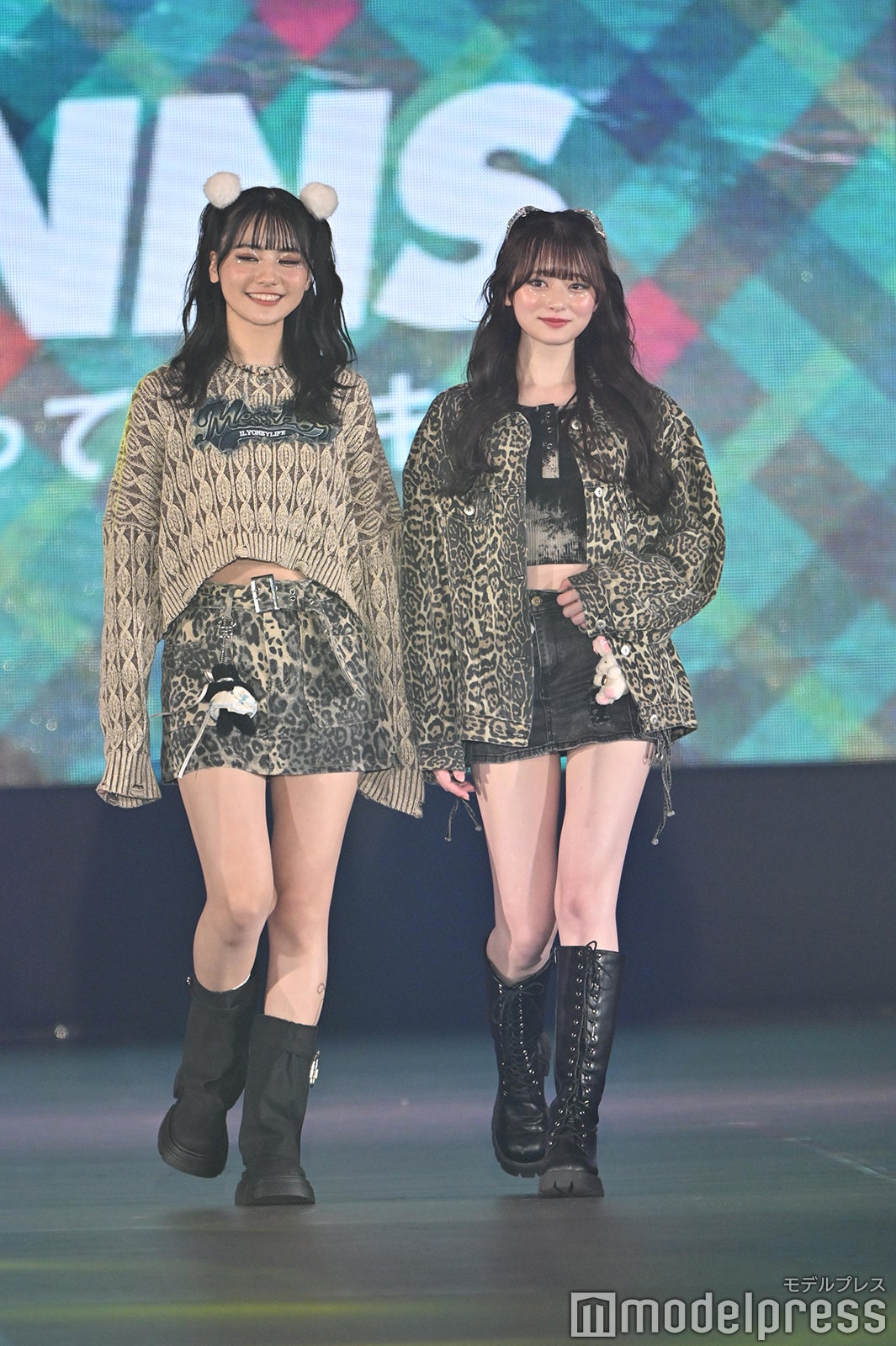 関谷瑠紀、高比良由菜「Seventeen」ステージ（C）モデルプレス