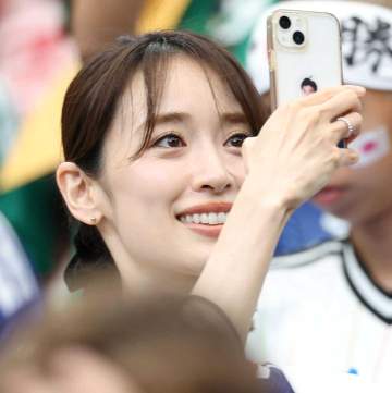 「これほどの美人は」W杯現地応援で注目の「光る君へ」女優 新たな撮影報告 夫は谷口彰悟、166cmの高身長カップル