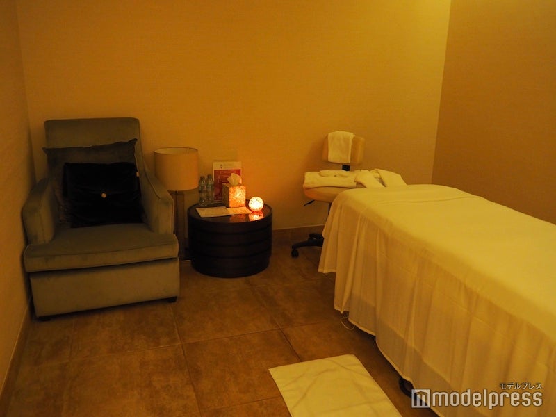 スパの個室は照明を落とした落ち着く空間（C）モデルプレス