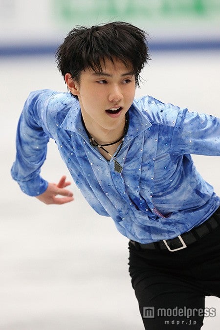 RAKUWAネックを着用して演技する羽生結弦選手