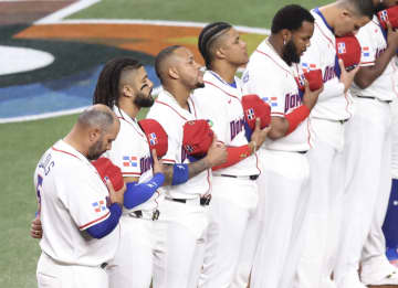 WBC ドミニカ強力打線がまさか 1死二、三塁の絶好逆転機で痛恨の連続三振 タティス、マルテのバットが空を切る