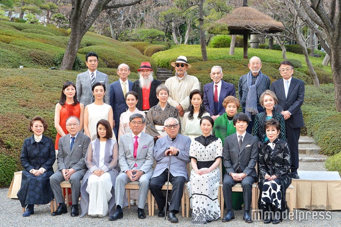 (前列左から)加賀まりこ、橋爪功、風吹ジュン、石坂浩二、倉本聰、清野菜名、風間俊介、浅丘ルリ子(中列左から)板谷由夏、草刈民代、いしあだあゆみ、丘みつ子、松原智恵子、大空眞弓、水野久美(後列左から)名高達男、笹野高史、ミッキー・カーチス、藤竜也、ジェリー藤尾、上條恒彦、山本圭(C)モデルプレス