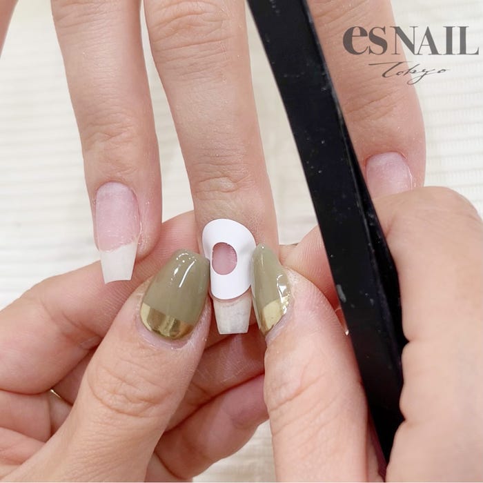 「パンチ穴補強シール」は両端をしっかりと密着させる(画像提供:esNAIL)