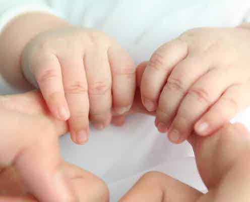 息子を抱っこしただけで「母親失格」…義母の言葉に傷ついた嫁。涙が止まらず、夫に相談した結果
