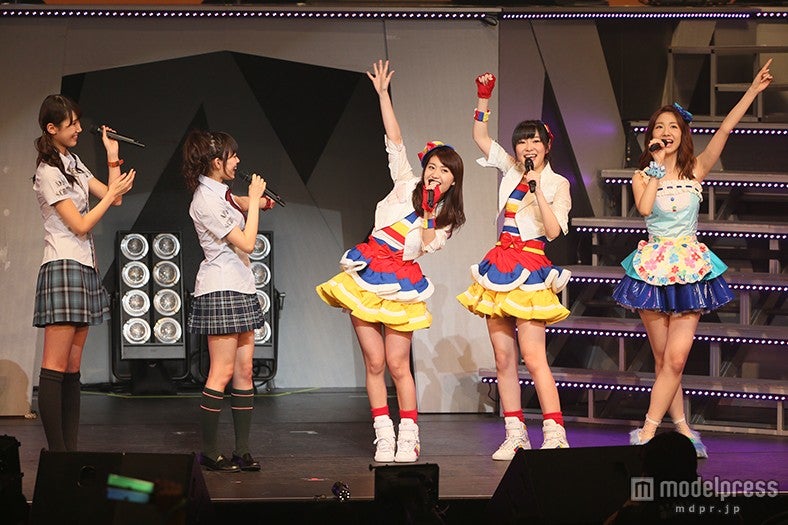 ステージ後はトークにも参加／大島優子（中央）（C）AKS