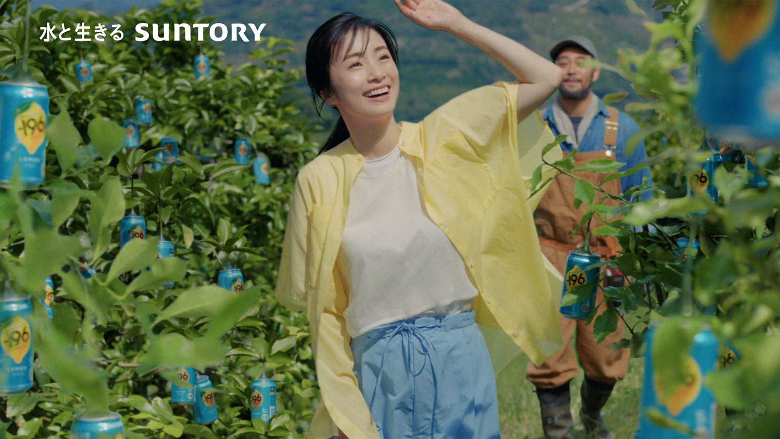 上戸彩／新TVCM「レモンの缶が実る果樹園」篇より（提供写真）