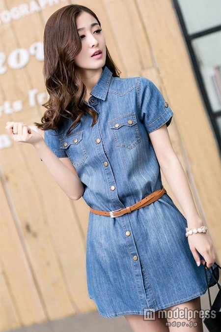 ベルトでアクセントを「NATURAL BEAUTY」デニムシャツワンピース3,010円（税込）