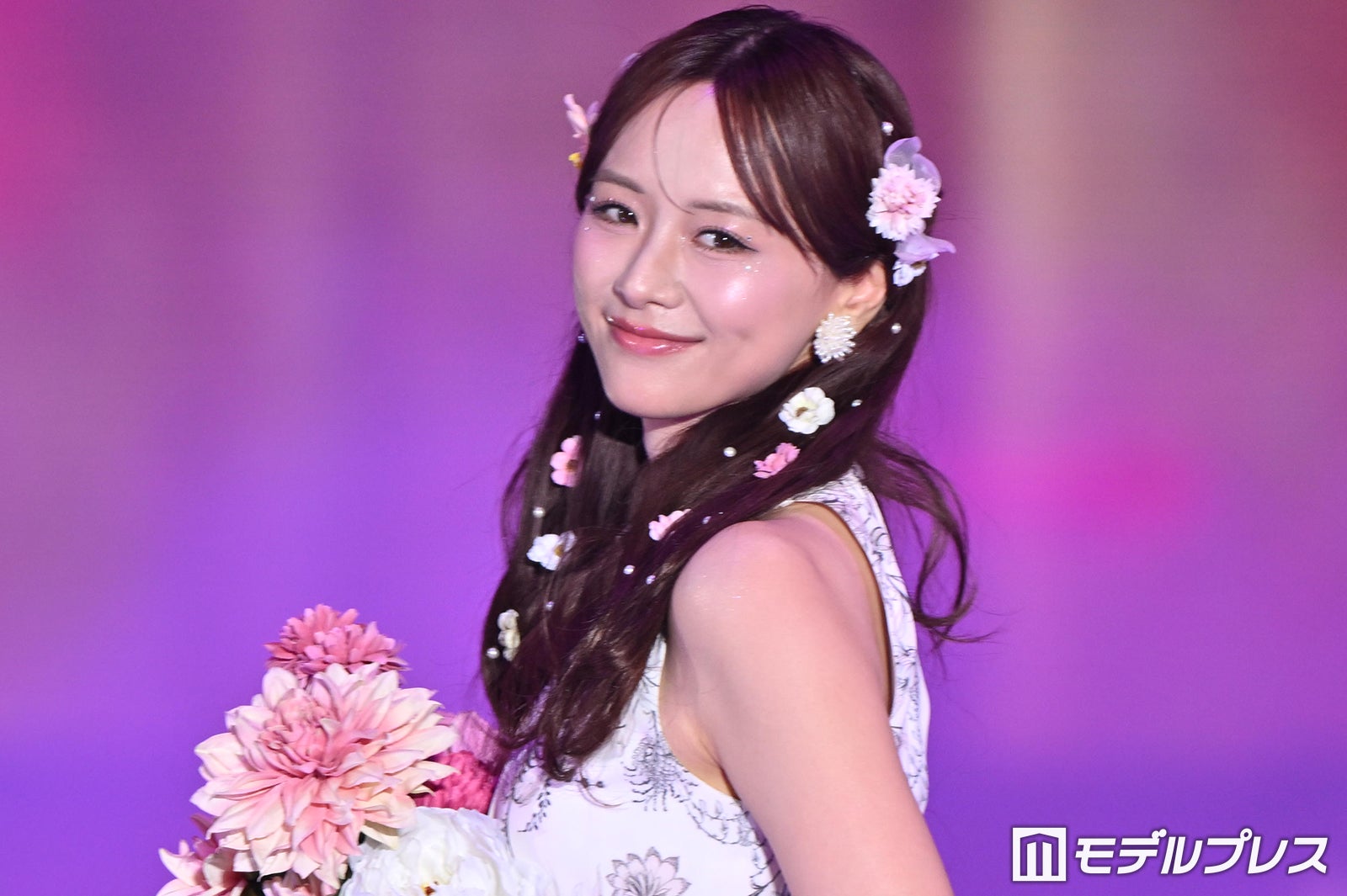 森香澄、お花たっぷりヘアがキュート 甘めワンピコーデに「妖精さんみたい」「可愛すぎる」と絶賛の声【ガルアワ2026SS】
