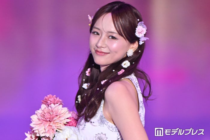 森香澄、お花たっぷりヘアがキュート 甘めワンピコーデに「妖精さんみたい」「可愛すぎる」と絶賛の声【ガルアワ2026SS】