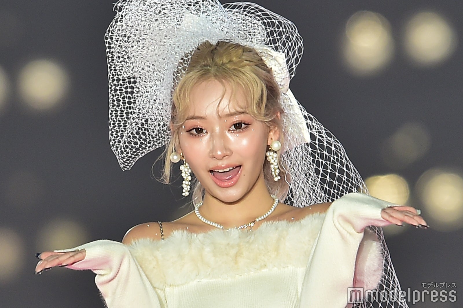 「小悪魔ageha」PyunA.（ぴょな）、美脚＆デコルテ輝くゴージャス衣装姿が美しい＜関西コレクション 2023 A／W＞