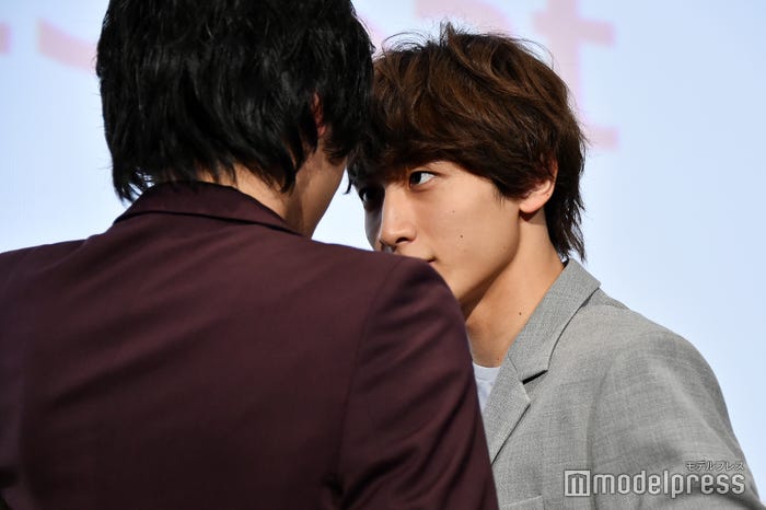 “W壁ドン”を実演中の小関裕太、金子大地 (C)モデルプレス