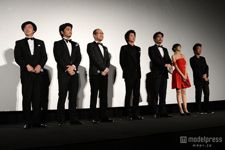 （左から）岡安章介、川村陽介、田中要次、藤原竜也、小澤征悦、佐野ひなこ、山本透監督