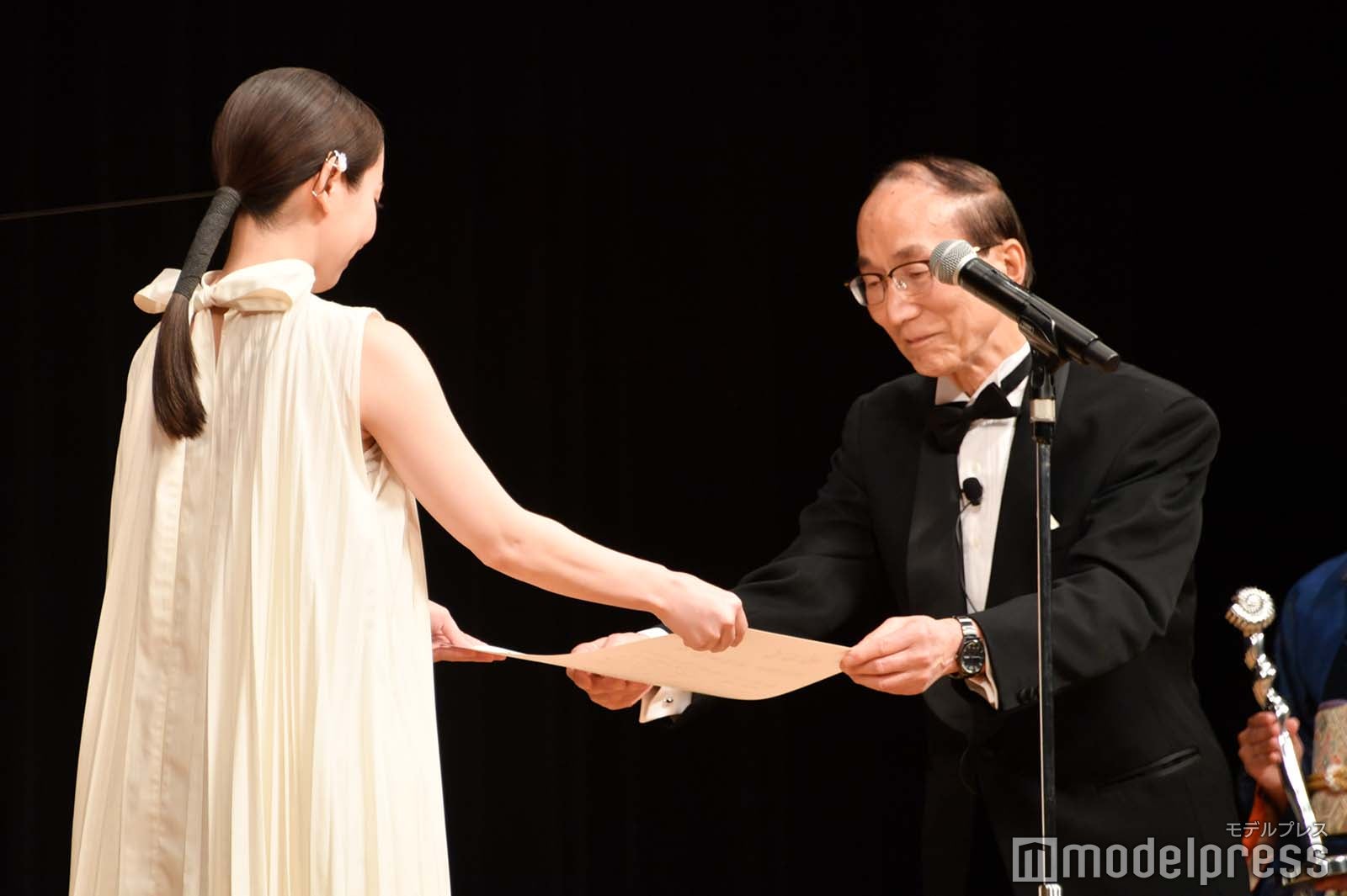 表彰される吉岡里帆 （C）モデルプレス