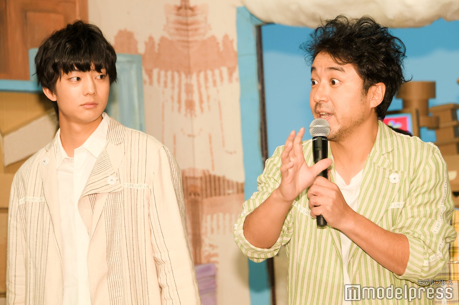 堤真一について熱く語るムロツヨシ（右） （C）モデルプレス