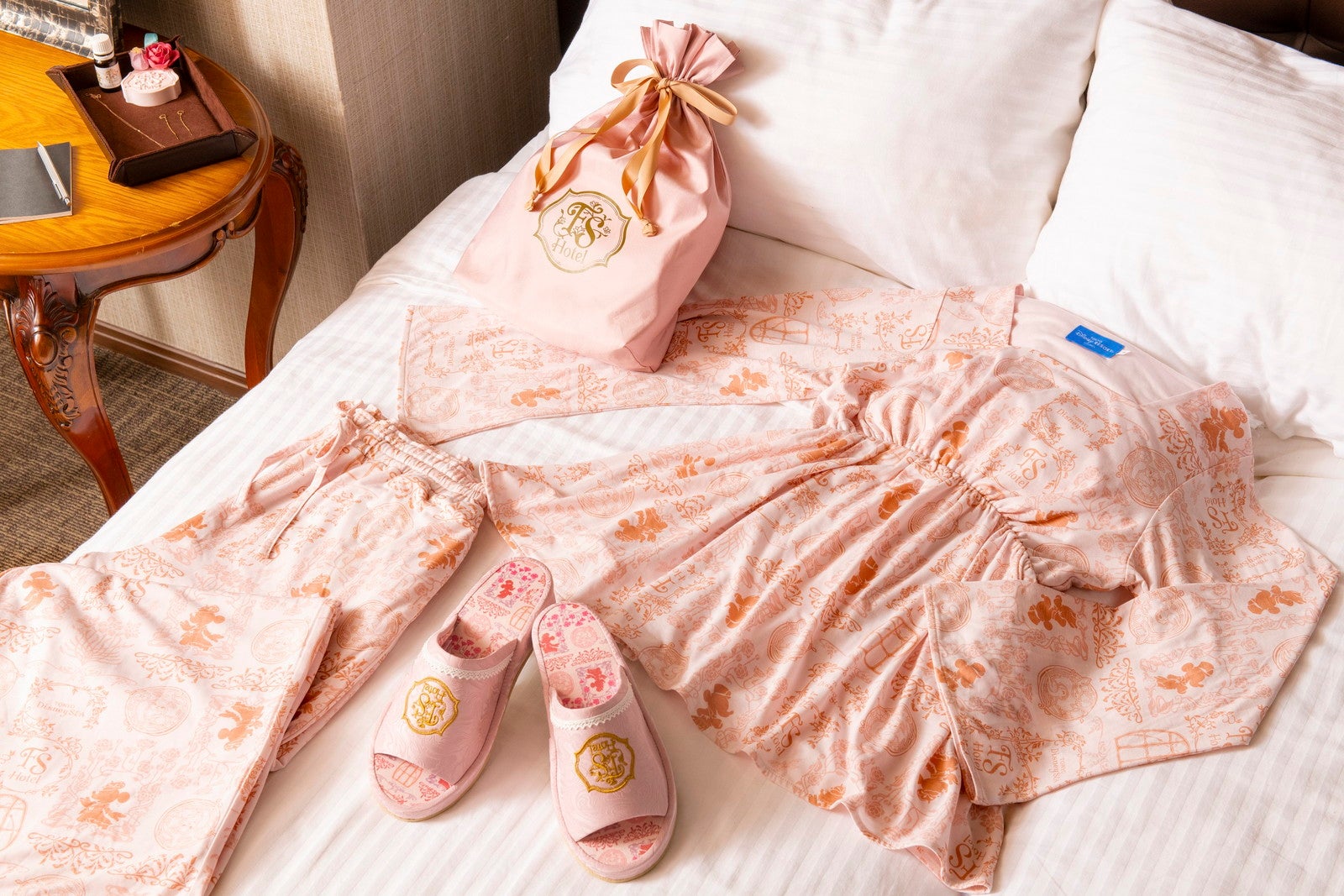 ルームウェア（M・L）各10,000円、ルームシューズ3,200円（C）Disney