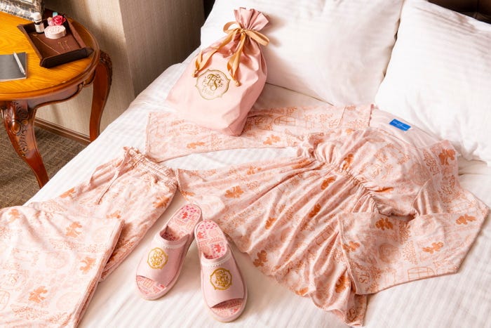 ルームウェア(M・L)各10,000円、ルームシューズ3,200円(C)Disney